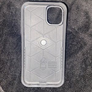 iPhone Black Otter-box comes w/ a pop socket🍩